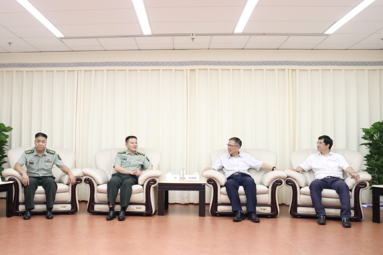 在第37个教师节来临之际,金华军分区司令员陈骏一行,火箭军96717部队