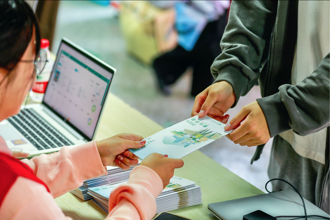 2023级新生张清雅同学的家长正在认真地翻看着:"家庭是人生的第一个